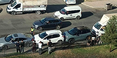 BATMAN’DA SABAH PANİĞİ: YENİ SİİRT ÇEVRE YOLU’NDA 4 ARAÇ BİRBİRİNE GİRDİ