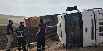 ​BATMAN'DA SABAH SAATLERİNDE HAREKETLİ DAKİKALAR: KUM YÜKLÜ KAMYON DEVRİLDİ!