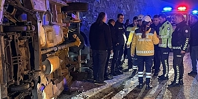 BATMAN-HASANKEYF YOLUNDA TRAFİK KAZASI: MİNİBÜS DEVRİLDİ, 6 YARALI