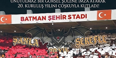 BATMAN PETROLSPOR’UN İTİCİ GÜCÜ VE BÜYÜK NEFERİ YARASALAR TARAFTAR GRUBU, BATMAN'DA OYNANAN DEV BURSASPOR KARŞILAŞMASINDA UNUTULMAZ BİR GÖRSEL ŞÖLENE İMZA ATARAK 20. KURULUŞ YILINI COŞKUYLA KUTLADI! 